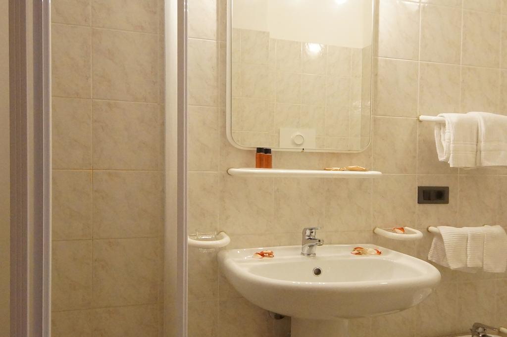 Hotel Garni Al Poggio Tignale Szoba fotó